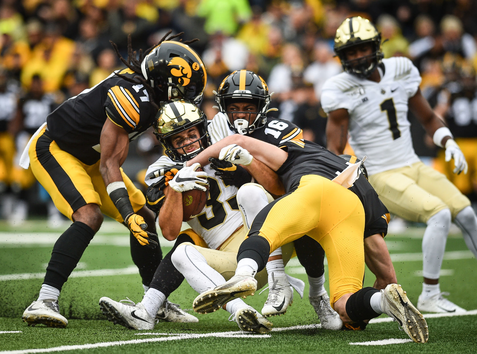101919-qct-spt-purdue-ia-foot-036a.jpg